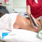 Torso de mujer recibiendo tratamiento cosmético con radiofrecuencia 