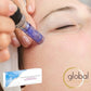 Manos de esteticista haciendo tratamiento para reducir ojeras y bolsas con Dermapen en el contorno de los ojos de una mujer.