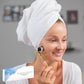 Mujer joven usando Serum facial hidratante, antiedad. Mujer joven haciendo el tratamiento en su cara con el  Derma-roller.