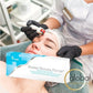 Mujer acostada y manos de esteticista con dermo roller aplicando tratamiento de mesoterapia facial.