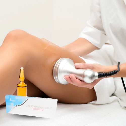 Esteticista realizando tratamiento estético en la pierna de una mujer -Caja DTX Aminoacids By Denova - Fluide Aminoacids Anti-Age
